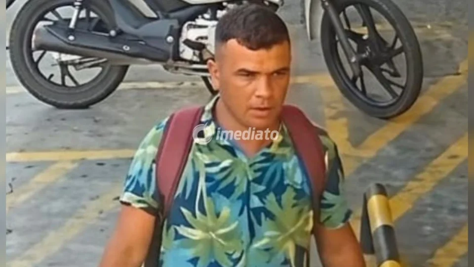 VÍDEO: homem se aproveita de motociclista ferido após queda e rouba moto