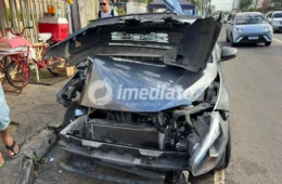 Carro fica destruído após colisão com ônibus na Avenida Mário Ypiranga, em Manaus