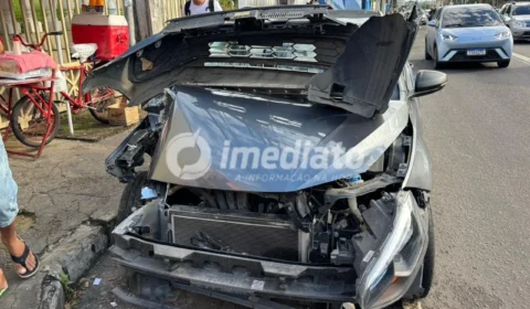 Carro fica destruído após colisão com ônibus na Avenida Mário Ypiranga, em Manaus