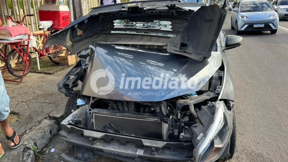 Carro fica destruído após colisão com ônibus na Avenida Mário Ypiranga, em Manaus