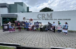 Mães realizam manifestação em frente ao CRM-AM e cobram justiça por mortes de crianças no Amazonas