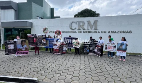 Mães realizam manifestação em frente ao CRM-AM e cobram justiça por mortes de crianças no Amazonas