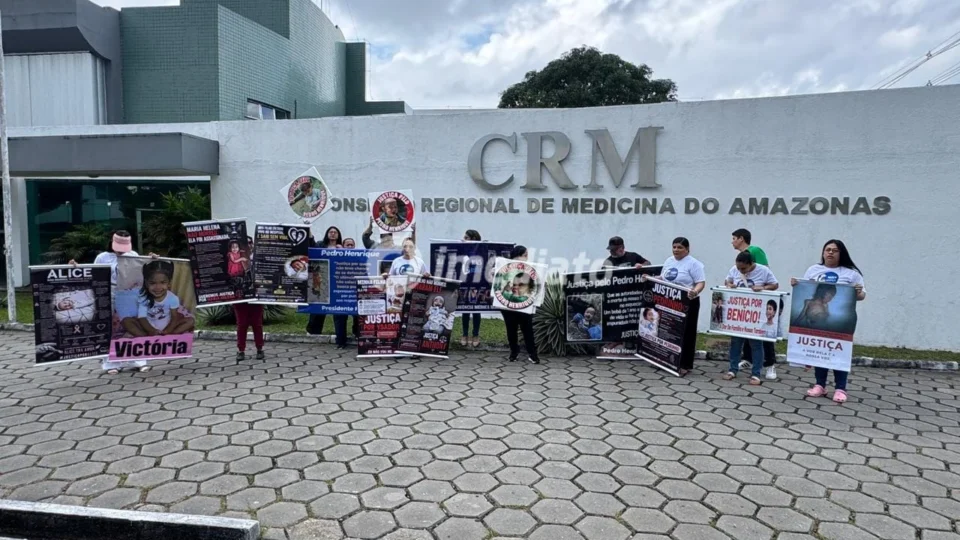 Mães realizam manifestação em frente ao CRM-AM e cobram justiça por mortes de crianças no Amazonas