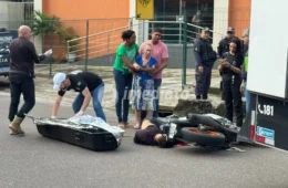 Motociclista morre após ser atingido por micro-ônibus que fugiu sem prestar socorro
