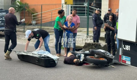 Motociclista morre após ser atingido por micro-ônibus que fugiu sem prestar socorro