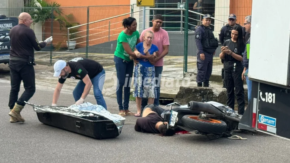 Motociclista morre após ser atingido por micro-ônibus que fugiu sem prestar socorro