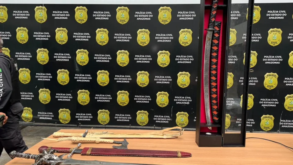 VÍDEO: operação em Manaus apreende materiais e item inusitado vira destaque: espada do He-Man