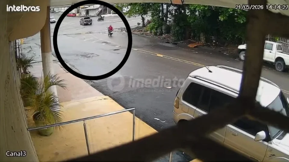 Vídeo mostra o momento exato da batida fatal que tirou a vida de jovem motociclista em Manaus