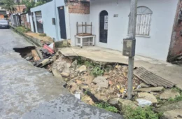 “Quando chove, a gente entra em desespero”, diz moradora após rua desmoronar no bairro Cidade de Deus