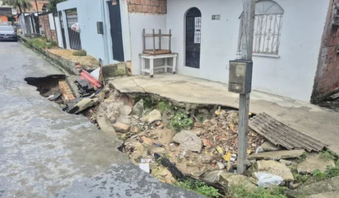 “Quando chove, a gente entra em desespero”, diz moradora após rua desmoronar no bairro Cidade de Deus