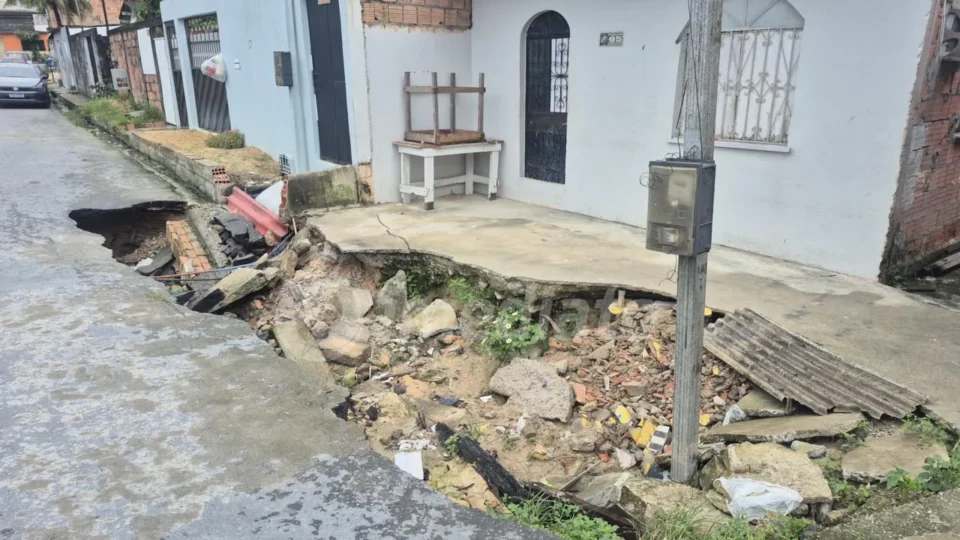 “Quando chove, a gente entra em desespero”, diz moradora após rua desmoronar no bairro Cidade de Deus