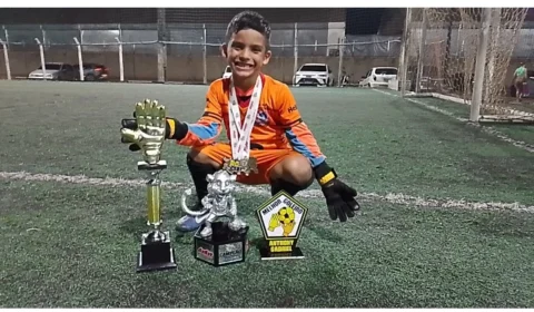 Goleiro mirim faz rifa para disputar competição em Ji-Paraná