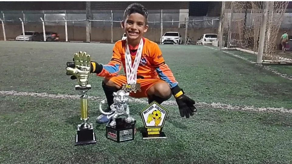 Goleiro mirim faz rifa para disputar competição em Ji-Paraná