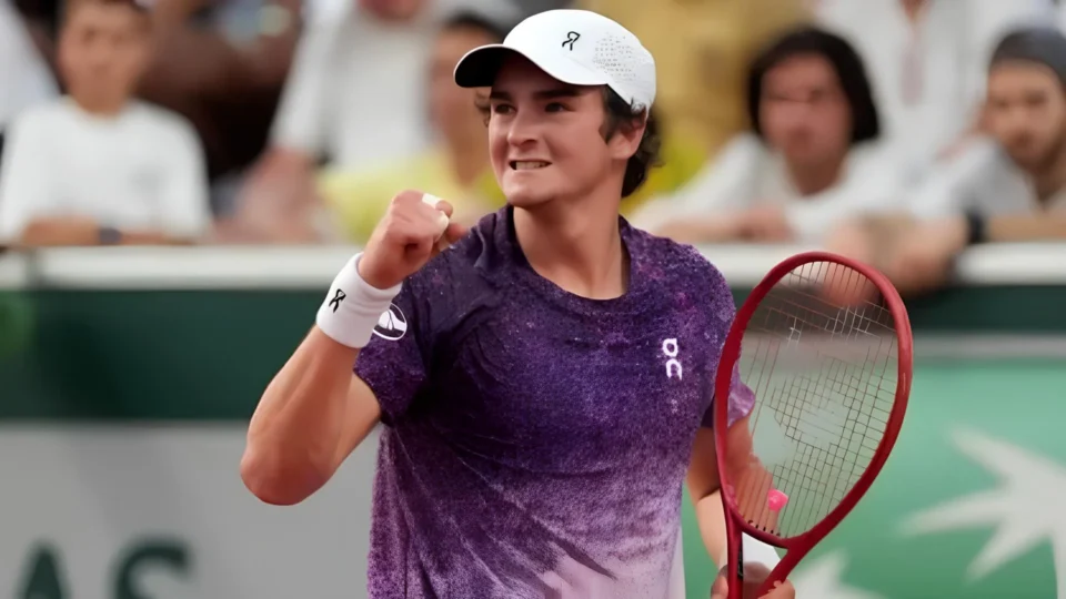 João Fonseca vira sobre Djokovic, faz história em Roland Garros e avança às quartas