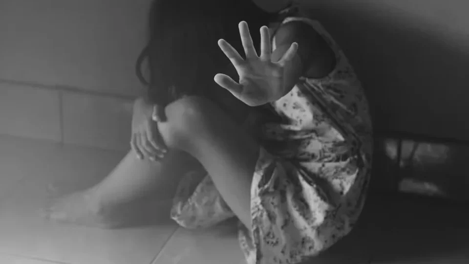 Dentro de casa, o silêncio machuca: violência sexual contra meninas cresce no Brasil