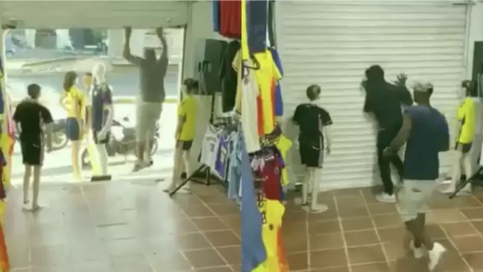 Veja: Empresário prende assaltantes dentro de loja durante roubo na Colômbia