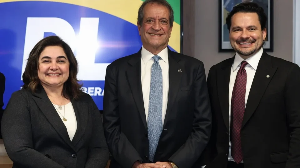 Valdemar Costa Neto desembarca em Manaus para oficializar pré-candidaturas de Maria do Carmo ao Governo e Alberto Neto ao Senado