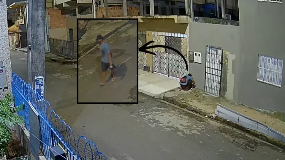 VÍDEO: Homem é flagrado furtando hidrômetro em residência no bairro Armando Mendes