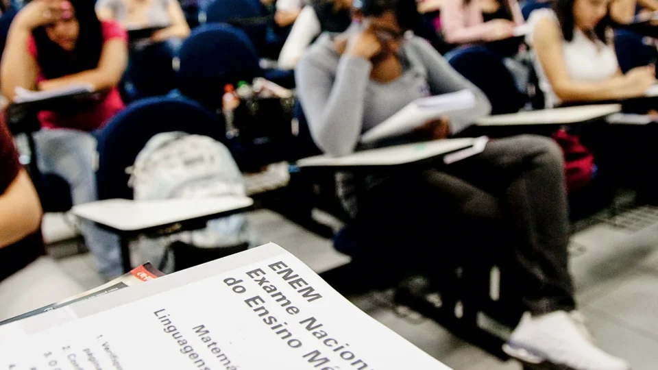 Alunos da rede pública serão inscritos automaticamente no Enem a partir de 2026