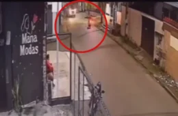 CENA FORTE: Vídeo mostra momento em que motociclista morre atropelado por micro-ônibus em Manaus