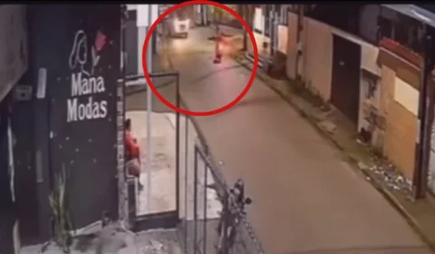 CENA FORTE: Vídeo mostra momento em que motociclista morre atropelado por micro-ônibus em Manaus