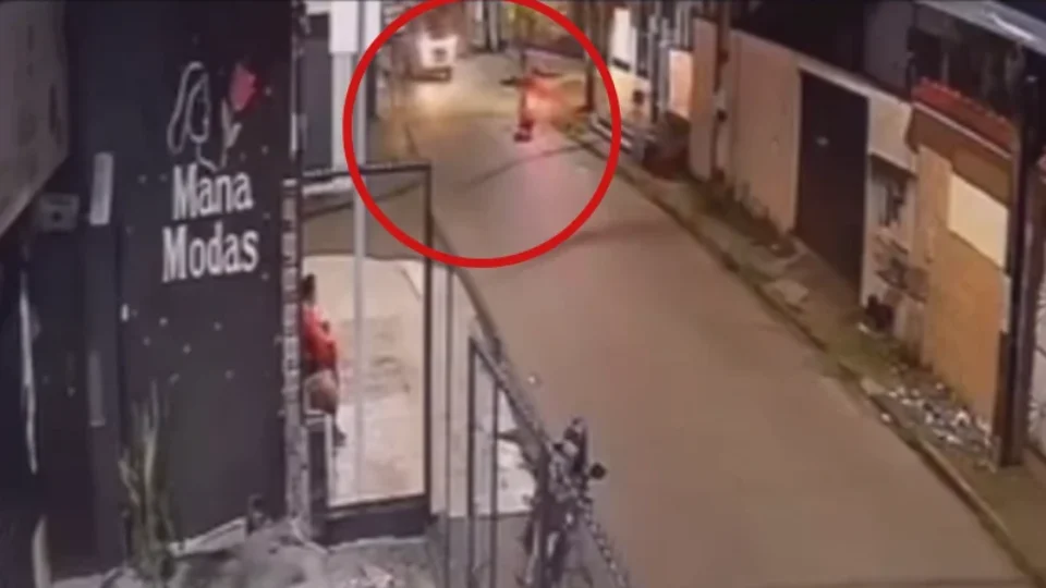 CENA FORTE: Vídeo mostra momento em que motociclista morre atropelado por micro-ônibus em Manaus