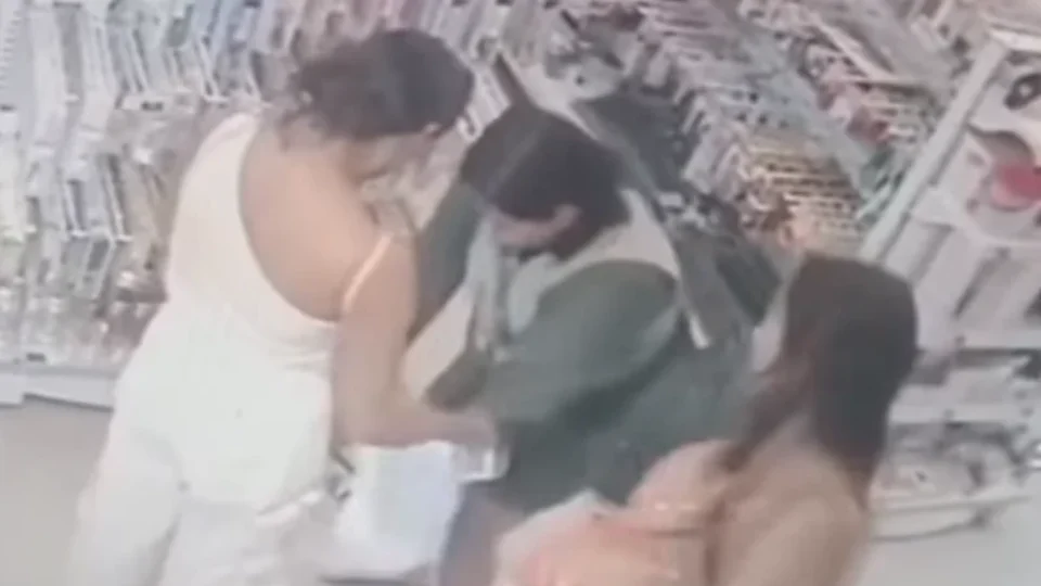 VÍDEO: mulheres são flagradas furtando produtos de loja no Centro de Manaus; suspeitas são contidas por funcionário