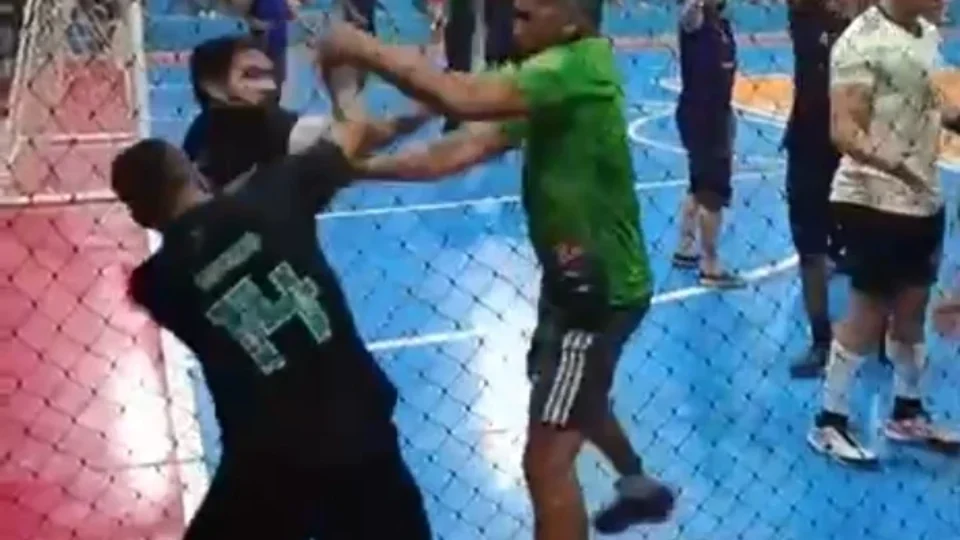 VEJA VÍDEO: jogo de futsal no interior do Amazonas termina em confusão generalizada