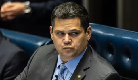Alcolumbre segura PEC do fim da escala 6×1 e gera críticas no Senado
