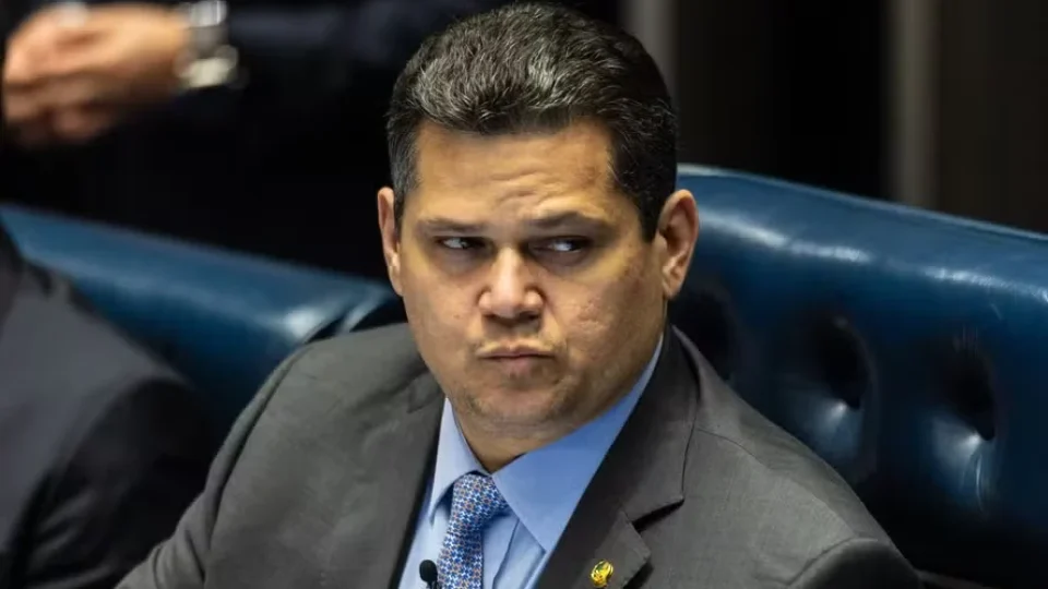 Alcolumbre segura PEC do fim da escala 6×1 e gera críticas no Senado