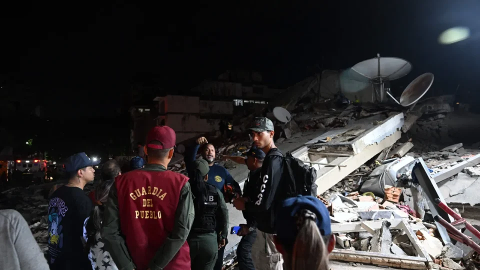 Número de mortos sobe para 235 e mais de 40 mil pessoas estão desaparecidas após terremoto na Venezuela