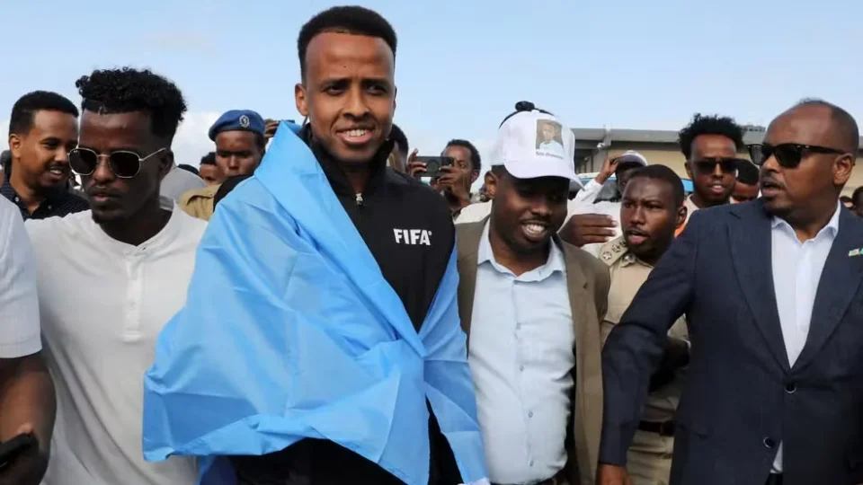 Barrado nos EUA, árbitro da Copa do Mundo retorna à Somália e é recebido como herói