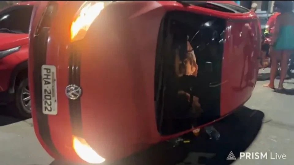 Motorista supostamente embriagada capota carro após colidir com dois veículos na avenida Grande Circular, em Manaus