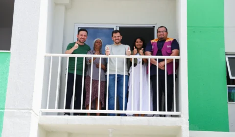 Renato Junior entrega móveis a famílias do Morar Melhor 15 e reforça política habitacional em Manaus