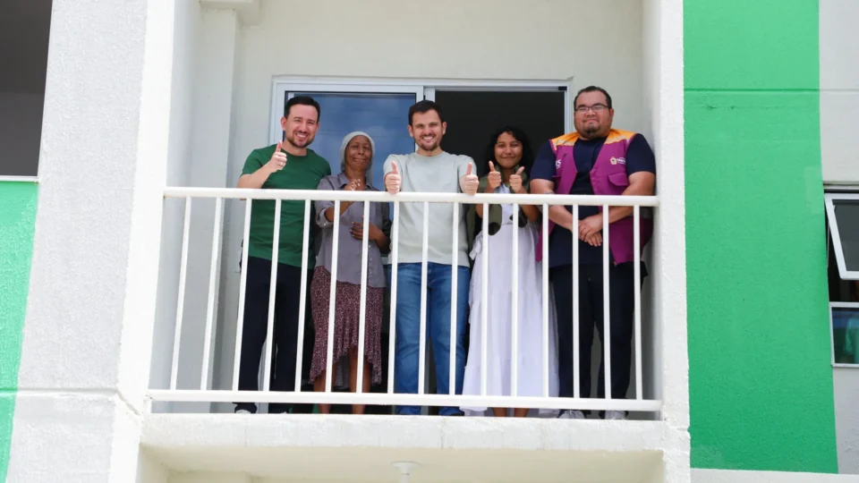 Renato Junior entrega móveis a famílias do Morar Melhor 15 e reforça política habitacional em Manaus