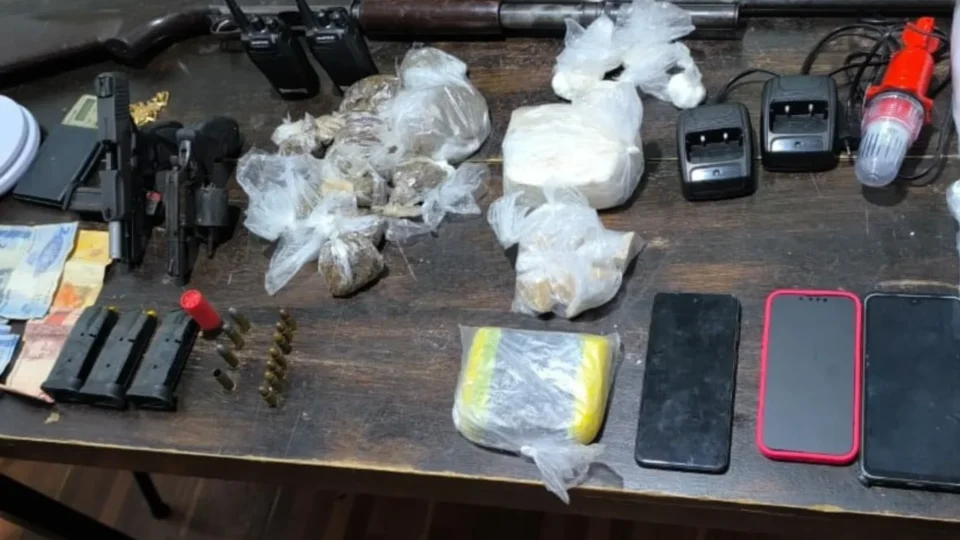 Homem é preso em flutuante usado como base para tráfico de drogas no interior do Amazonas