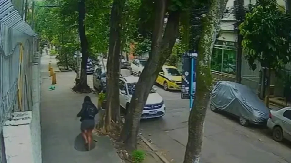 Vídeo: Mulher cai em bueiro no Maracanã após tampa ceder e é resgatada com ajuda de motociclista