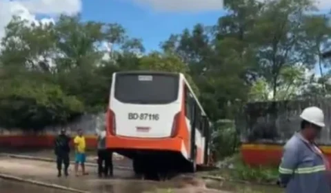Ônibus perde o controle e invade terreno de empresa na rodovia Arthur Bernardes, em Belém