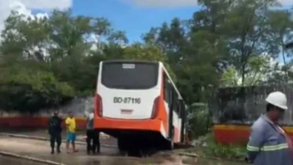 Ônibus perde o controle e invade terreno de empresa na rodovia Arthur Bernardes, em Belém