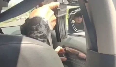 VEJA VÍDEO: homem joga droga pela janela durante fuga, mas acaba cercado e preso pela PM em Manaus