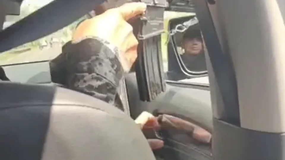 VEJA VÍDEO: homem joga droga pela janela durante fuga, mas acaba cercado e preso pela PM em Manaus