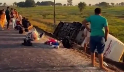 Tragédia: Ônibus tomba na BR-230 após motorista tentar desviar de animal; uma pessoa morre e dezenas ficam feridas