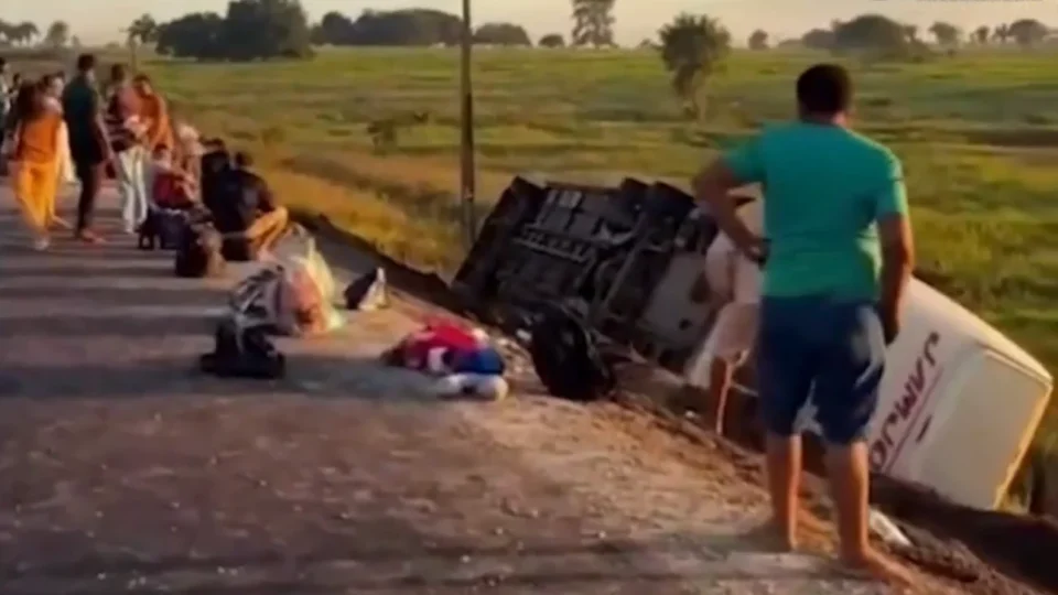 Tragédia: Ônibus tomba na BR-230 após motorista tentar desviar de animal; uma pessoa morre e dezenas ficam feridas