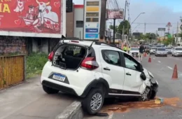 Carro capota após colisão na Djalma Batista e fica destruído em frente ao Millennium