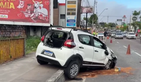 Carro capota após colisão na Djalma Batista e fica destruído em frente ao Millennium