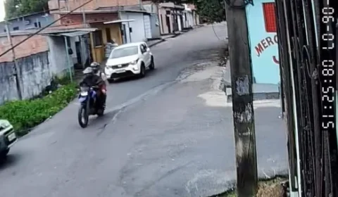 VÍDEO FORTE: motociclista e garupa são arremessados após acidente em cruzamento