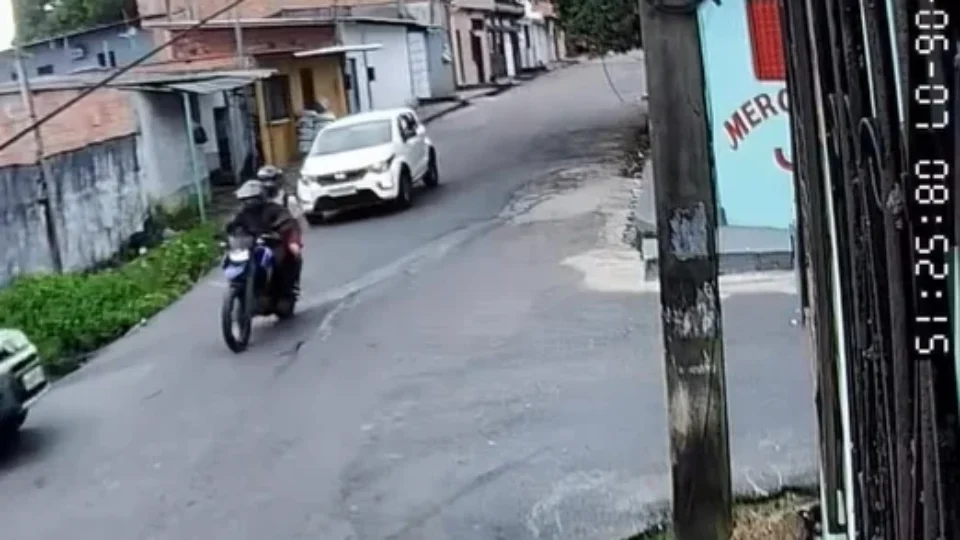 VÍDEO FORTE: motociclista e garupa são arremessados após acidente em cruzamento