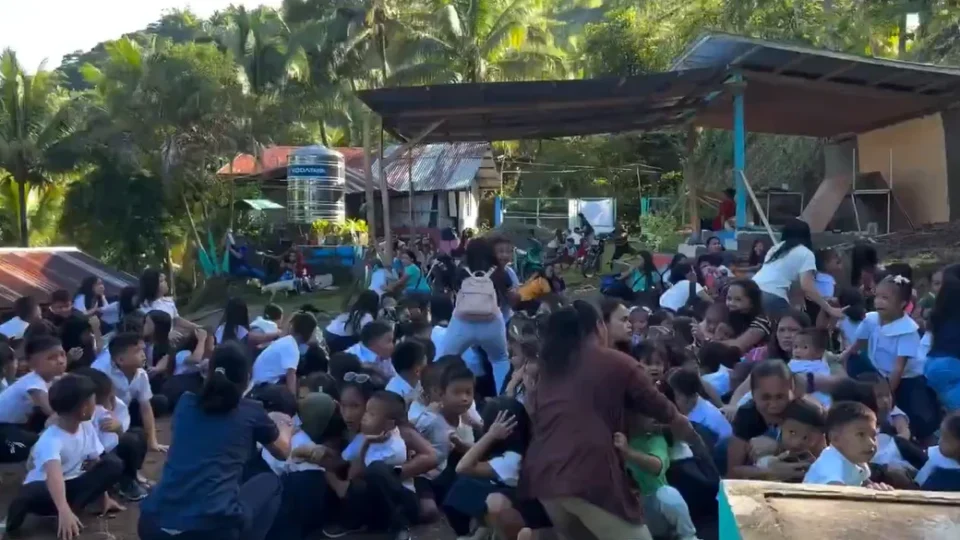 Veja o momento em que terremoto atinge escola durante cerimônia de hasteamento da bandeira nas Filipinas