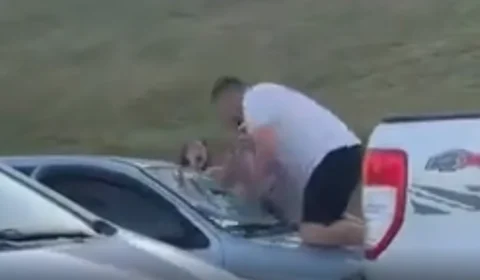 VÍDEO: homem surta ao encontrar ex com novo namorado e destrói carro em ataque de fúria