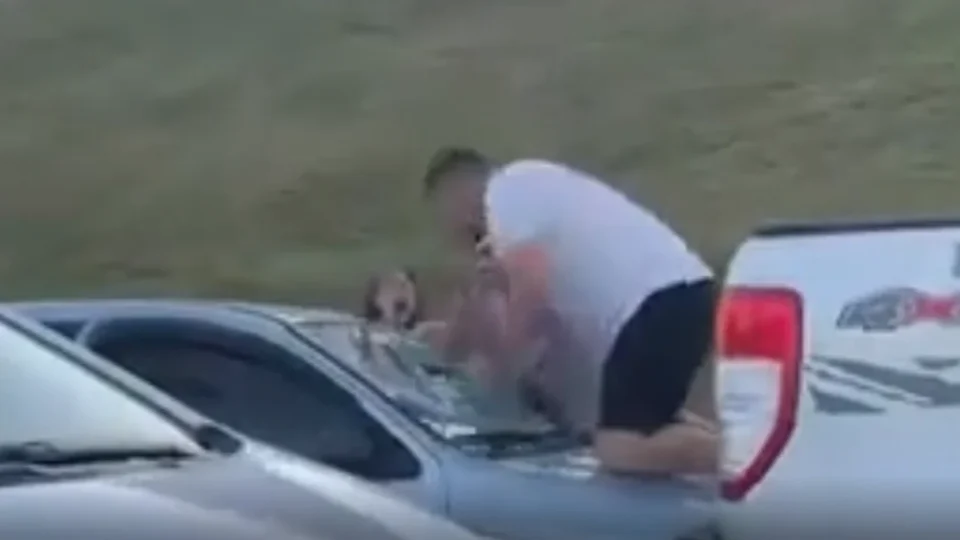 VÍDEO: homem surta ao encontrar ex com novo namorado e destrói carro em ataque de fúria